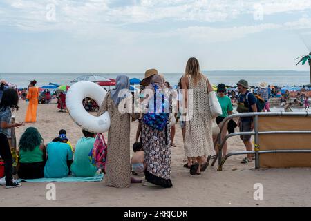 Les amateurs de plage affluent à Coney Island à Brooklyn à New York pour profiter des attractions de la promenade lors de la fin officieuse de l'été, fête du travail, lundi 4 septembre 2023. (© Richard B. Levine) Banque D'Images