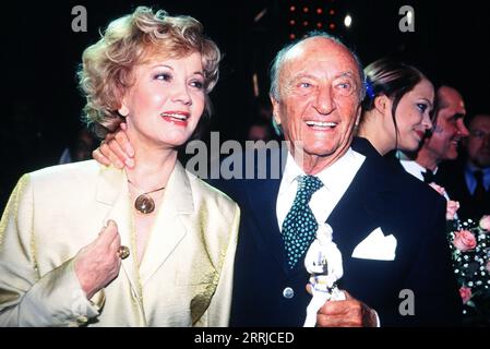 Bayerischer Filmpreis 1995 in München, ausgezeichnet wurde Regisseur Kurt Hoffmann mit einem Ehrenpreis, hier mit Schauspielerin Liselotte Pulver. Banque D'Images