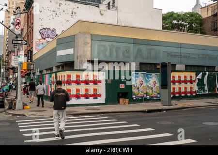 Fermeture du magasin de médicaments Rite Aid à Chelsea à New York le mardi 29 août 2023. Rite Aid se préparerait à déposer une demande de protection contre la faillite dans le but d’éviter des poursuites liées aux ordonnances d’opioïdes. (© Richard B. Levine) Banque D'Images