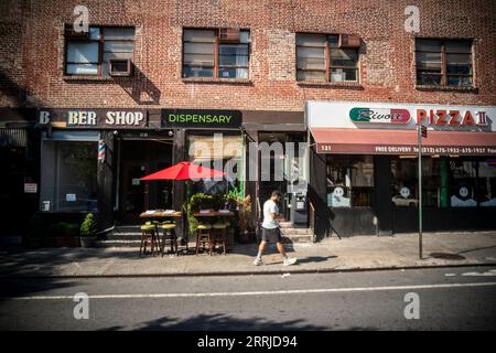 Magasin de marijuana cbd à Greenwich Village à New York, pris en sandwich entre un salon de coiffure et une pizzeria, vu le dimanche 4 septembre 2023. ( © Richard B. Levine) Banque D'Images