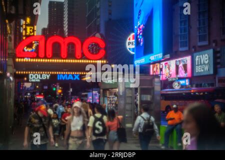 Les cinémas AMC Empire 25 à Times Square à New York le mercredi 6 septembre 2023. Les actions d'AMC Entertainment ont chuté après que la société a annoncé son intention de vendre 40 millions de nouvelles actions pour lever des fonds. (© Richard B. Levine) Banque D'Images