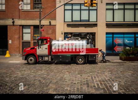 Un camion d’entreprise d’aménagement paysager arrose les différentes plantations de mobilier urbain dans le Meatpacking District à New York le jeudi 7 septembre 2023. (© Richard B. Levine) Banque D'Images