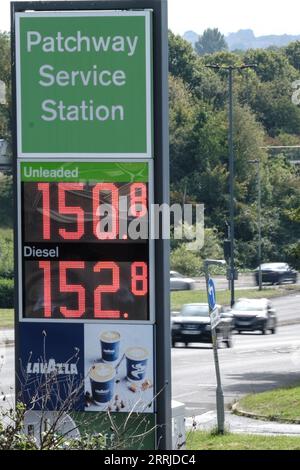 Patchway, Bristol, Royaume-Uni. 8 septembre 2023. Les prix de l'essence et du diesel augmentent à nouveau. Les prix des carburants avaient baissé, mais les dernières hausses auront une nouvelle fois un impact sur le coût de la vie. La photo montre la station de service Apple Green sur l'A38. Crédit : JMF News/Alamy Live News Banque D'Images