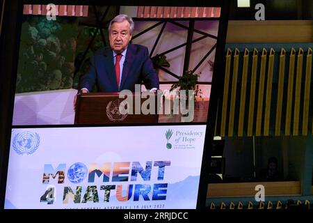 220720 -- NATIONS UNIES, le 20 juillet 2022 -- le Secrétaire général des Nations Unies, Antonio Guterres, s'adresse dans un message vidéo à un débat thématique de haut niveau de l'Assemblée générale intitulé moment for nature, au siège de l'ONU à New York, le 19 juillet 2022. POUR ALLER AVEC les chefs de l'ONU appelle à un nouveau chemin de personnes vivant en harmonie avec la nature un-DÉBAT THÉMATIQUE-MOMENT POUR LA NATURE ManuelxElias/UNxPhoto/HandoutxviaxXinhua PUBLICATIONxNOTxINxCHN Banque D'Images