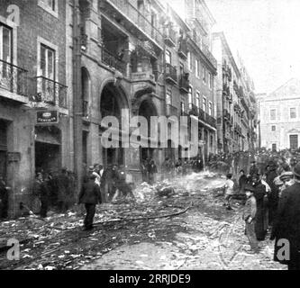 'Coup d'État au Portugal ; Auto-da-fe devant le bâtiment du journal démocrate "O'mundo", saccagé par des révolutionnaires pendant une nuit de désordre du 7 au 8 décembre 1917', 1917. Extrait de "l'Album de la Guerre 1914-1919, Volume 2" [l'Illustration, Paris, 1924]. Banque D'Images