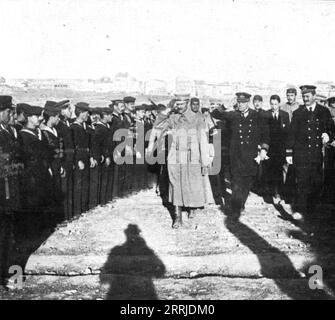 'Coup d'État au Portugal ; M. Sidonio Pais, chef du nouveau gouvernement, et le capitaine Machado Santos examinent, à Campolide, les marins qui se sont battus pour l'ancien gouvernement', 1917. Extrait de "l'Album de la Guerre 1914-1919, Volume 2" [l'Illustration, Paris, 1924]. Banque D'Images