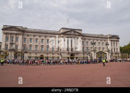 Londres, Royaume-Uni. 8 septembre 2023. Les foules se rassemblent pour observer la relève des gardes et les canons qui passent devant Buckingham Palace à l'occasion du premier anniversaire de la mort de la reine Elizabeth II Crédit : Vuk Valcic/Alamy Live News Banque D'Images