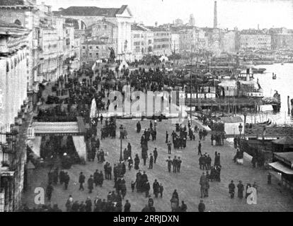 « Les heures sombres de l'Italie ; Quai des esclaves. Zones de Venise menacées, le 4 novembre 1917, au moment le plus critique de l'offensive austro-allemande, 1917. Extrait de "l'Album de la Guerre 1914-1919, Volume 2" [l'Illustration, Paris, 1924] . Banque D'Images