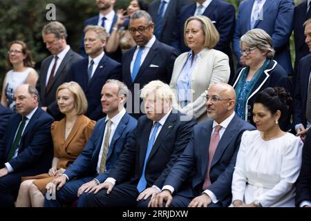 220720 -- LONDRES, le 20 juillet 2022 -- le Premier ministre britannique sortant Boris Johnson 3rd R, devant et des membres du Cabinet posent pour une photo de groupe dans le jardin du 10 Downing Street à Londres, en Grande-Bretagne, le 19 juillet 2022. /Document via Xinhua BRITAIN-LONDON-BORIS JOHNSON-DERNIÈRE RÉUNION DU CABINET SimonxDawson/No.x10xDowningxStreet PUBLICATIONxNOTxINxCHN Banque D'Images