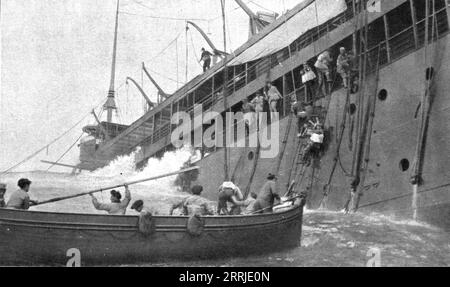 'En mer ; après que le "Sontay" a été torpillé le 16 avril 1917, à midi : les derniers passagers embarquent dans des canots de sauvetage. Le "Sontay" allait de Marseille à Salonique. Torpillé en pleine mer, il coule en 5 minutes. Néanmoins, sur 425 personnes à bord, 380 pourraient être sauvées. Son commandant, l’héroïque lieutenant Jean-Baptiste Mages, ne voulait pas survivre à ceux qui avaient péri. Il s'est laissé couler avec son vaisseau. Debout sur le pont, quand la mer l'atteignit, il leva son chapeau et cria: "Vive la France!" ; puis il disparut", 1917. Extrait de "l'Album de la Guer Banque D'Images