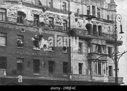 'En Russie soviétique ; façade de l'Hôtel Métropole, à Moscou, canon et rayé de balles pendant les combats de rue du 8 au 12 novembre 1917', 1917. Extrait de "l'Album de la Guerre 1914-1919, Volume 2" [l'Illustration , Paris , 1924]. Banque D'Images