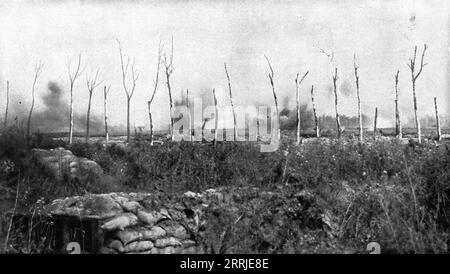 Attaque française du 31 juillet 1917 ; préparation de l'artillerie sur la deuxième ligne allemande sur la rive est du canal de l'Yser à Ypres ; cette vue a été prise de la rive ouest du canal, 1917. Extrait de "l'Album de la Guerre 1914-1919, Volume 2" [l'Illustration, Paris, 1924]. Banque D'Images