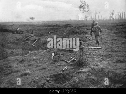 Attaque française du 31 juillet 1917 ; le champ de bataille au-delà des deuxièmes lignes ennemies conquises ; en arrière-plan, le barrage allemand, 1917. Extrait de "l'Album de la Guerre 1914-1919, Volume 2" [l'Illustration, Paris, 1924]. Banque D'Images