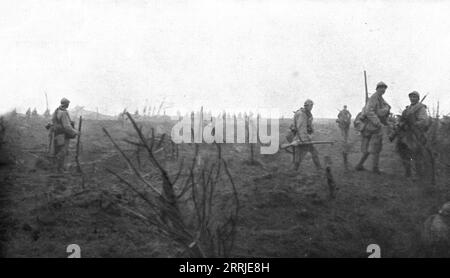 « Attaque française du 31 juillet 1917 ; progression des fantassins, le matin du 31, sur la rive est du canal, à travers ce qui était autrefois un bois, maintenant complètement rasé ; nos hommes avancent derrière un barrage », 1917. Extrait de "l'Album de la Guerre 1914-1919, Volume 2" [l'Illustration, Paris, 1924]. Banque D'Images