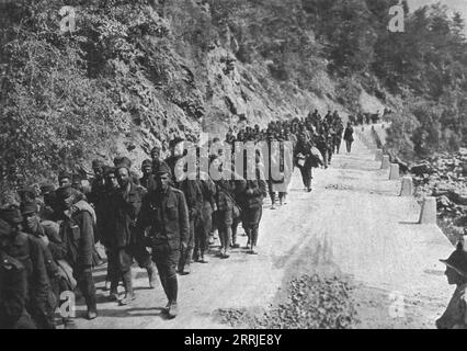 Offensive italienne d'Isonzo ; Une colonne de prisonniers autrichiens, 1917. Extrait de "l'Album de la Guerre 1914-1919, Volume 2" [l'Illustration, Paris, 1924]. Banque D'Images