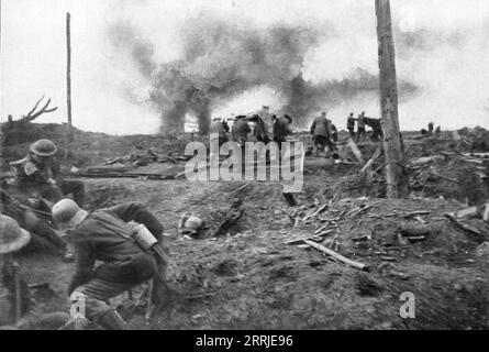 'Les Britanniques poussent en Flandre ; le long de la route de Menin : sur le champ de bataille, après l'avance de nos alliés. Au premier plan à gauche, près d'un groupe de soldats anglais, un prisonnier allemand est alarmé par les explosions ; au second plan, une procession de blessés sur des civières, 1917. Extrait de "l'Album de la Guerre 1914-1919, Volume 2" [l'Illustration, Paris, 1924]. Banque D'Images