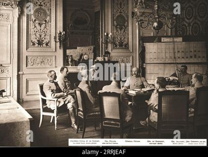 Au Grand quartier général ; briefing quotidien au bureau du Commandant général en chef, au G.Q.G. à Compiègne, durant l'été 1917', 1917. Extrait de "l'Album de la Guerre 1914-1919, Volume 2" [l'Illustration, Paris, 1924]. Banque D'Images