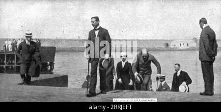 « Les événements de GRECE ; APRES avoir quitter la terre grecque, le 14 juin, a bord du yacht royal &lt;Sphacteria&gt;, Constantin et sa famille débarquent, le 17, dans le port italien de Villa San Giovanni, d'ou ils se rendront en Suisse », 1917. Première Guerre mondiale : événements en Grèce ; après avoir quitté le 14 juin à bord du yacht royal 'Sphacteria', Constantin et sa famille (dont Sophia, Reine Consort), arrivent dans le port italien de Villa-San-Giovanni le 17 juin, d'où ils se rendront en Suisse. (Constantin quitta la Grèce après les menaces des forces de l'Entente de bombarder Athènes). De "l'A" Banque D'Images