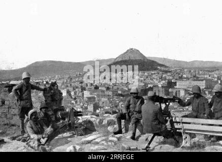 'Les Evenements de GRECE ; les 27 et 28 juin, sur l'Acropole : canon de montagne et mitrailleuse en position sur une brèche du mur Pélasgique dominant Athenes ; au fond, le mont Lycabette', 1917. Première Guerre mondiale : événements en Grèce ; sur l'Acropole : canon et mitrailleuse en position sur une brèche dans le mur Pélasgique surplombant Athènes ; en arrière-plan, Mont Lycabette, 27-28 juin 1917. Extrait de "l'Album de la Guerre 1914-1919, Volume 2" [l'Illustration, Paris, 1924]. Banque D'Images