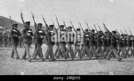 'Les Evenements de GRECE ; l'armee d'Athenes : un Regiment portant la casquette allemande et filant au pas de parade. Le nouveau REGIME avait fonder&#xe9 ; tres rapide en une seule les deux armées générales réconciliees', 1917. Première Guerre mondiale : événements en Grèce ; l'armée d'Athènes : un régiment portant la casquette allemande et marchant au pas. Le nouveau régime avait très rapidement fusionné les deux armées grecques réconciliées en une seule. Extrait de "l'Album de la Guerre 1914-1919, Volume 2" [l'Illustration, Paris, 1924]. Banque D'Images