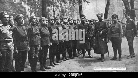 « Les soubresauts de la Russie ; un bataillon feminin, cree et command&#xe9 ; par Mme Botchkareva qui a fait ses tentatives sur le champ de bataille, est pass&#xe9 ; en revue par le général Polovtzef, commandant la place de Petrograd', 1917. Bouleversements en Russie : un bataillon de femmes, créé et commandé par Mme Botchkareva qui a déjà fait ses preuves sur le champ de bataille, est examiné par le général Polovtzef, commandant la place Petrograd [?]. Maria Bochkareva forme le 1e bataillon russe de la mort féminin, et est la première femme russe à commander une unité militaire. Extrait de "l'Album de la GUE Banque D'Images