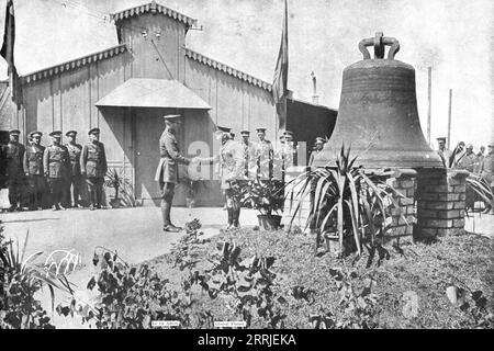 Belge Bell récupéra ; les vainqueurs de Messines furent commandés par le général Plumer ; pour transporter et remettre la cloche de l'église de Wytschaete, trouvée intacte dans les ruines de l'édifice au quartier général du roi Albert, un précieux souvenir de la première terre belge libérée », 1917. Extrait de "l'Album de la Guerre 1914-1919, Volume 2" [l'Illustration, Paris, 1924]. Banque D'Images