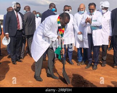 220720 -- MOUNT HAMPDEN ZIMBABWE, 20 juillet 2022 -- le président zimbabwéen Emmerson Mnangagwa Front assiste à la cérémonie officielle d'inauguration d'un nouveau projet d'infrastructure nommé Cyber City à Mount Hampden, dans la province du Mashonaland Ouest, au Zimbabwe, le 20 juillet 2022. La Cyber City, qui sera construite sur 2,5 millions de mètres carrés de terrain, verra la construction d’espaces de bureaux de pointe, d’espaces résidentiels haut de gamme, de centres commerciaux, d’installations de loisirs et l’une des plus hautes tours d’Afrique. ZIMBABWE-MOUNT HAMPDEN-CYBER CITY-RÉVOLUTIONNAIRE TAFARAXMUGWARA PUBLICATIONXNOTXINXC Banque D'Images