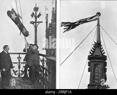 'En l'honneur de l'Amerique ; A Londres, le 20 avril 1917 : pour la premiere fois, par un grand acte symbolique, les rideaux nationaux de Grande-Bretagne et d'Amerique mêlent leurs couleurs sur la tour Victoria du palais du Parlement', 1917. Première Guerre mondiale : en l'honneur de l'Amérique ; à Londres, le 20 avril 1917, pour la première fois, dans un geste symbolique, les drapeaux nationaux de la Grande-Bretagne et de l'Amérique flottent de la Tour Victoria aux chambres du Parlement. Extrait de "l'Album de la Guerre 1914-1919, Volume 2" [l'Illustration, Paris, 1924]. Banque D'Images