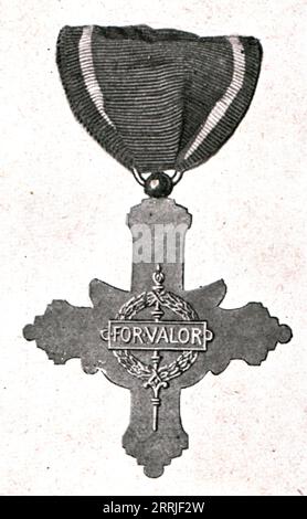 « Décorations de guerre ; la croix de guerre américaine, vue de revers », 1917. Médaille américaine, revers : 'for Valor' ; première Guerre mondiale. Extrait de "l'Album de la Guerre 1914-1919, Volume 2" [l'Illustration, Paris, 1924]. Banque D'Images