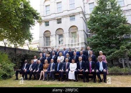 220720 -- LONDRES, le 20 juillet 2022 -- le Premier ministre britannique sortant Boris Johnson C, devant et des membres du Cabinet posent pour une photo de groupe dans le jardin du 10 Downing Street à Londres, en Grande-Bretagne, le 19 juillet 2022. /Document via Xinhua BRITAIN-LONDON-BORIS JOHNSON-DERNIÈRE RÉUNION DU CABINET SimonxDawson/No.x10xDowningxStreet PUBLICATIONxNOTxINxCHN Banque D'Images