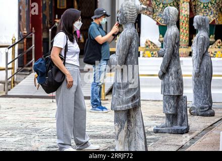 220721 -- BANGKOK, le 21 juillet 2022 -- les touristes voient des statues de pierre au temple Wat Phra Kaew du Grand Palais à Bangkok, Thaïlande, le 20 juillet 2022. En juillet 2021, un certain nombre de statues en pierre ont été découvertes devant le Grand Palais, dont certaines ont été gravées avec des caractères chinois. Récemment, les statues restaurées ont été exposées au temple Wat Phra Kaew du Grand Palais. THAÏLANDE-BANGKOK-WAT PHRA KAEW-CHINE-STATUES EN PIERRE WANGXTENG PUBLICATIONXNOTXINXCHN Banque D'Images