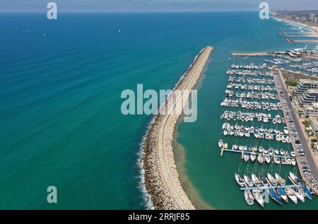 220721 -- TEL AVIV, le 21 juillet 2022 -- une photo aérienne prise le 20 juillet 2022 montre le rivage de la mer Méditerranée dans la ville israélienne de Herzliya près de tel Aviv, Israël. Photo de Gil Cohen Magen/Xinhua ISRAEL-TEL AVIV-MER MÉDITERRANÉE LvxYingxu PUBLICATIONxNOTxINxCHN Banque D'Images