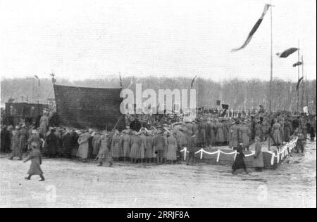 'Les funerailles des morts de la Revolution ; les délégations et leurs bannieres l'enclos funebre',1917. La Révolution russe : funérailles des morts. Délégations et leurs bannières dans l'enclousure. Extrait de "l'Album de la Guerre 1914-1919, Volume 2" [l'Illustration, Paris, 1924]. Banque D'Images