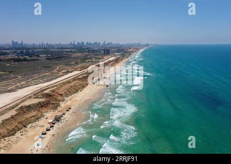220721 -- TEL AVIV, le 21 juillet 2022 -- une photo aérienne prise le 20 juillet 2022 montre le rivage de la mer Méditerranée dans la ville israélienne de Herzliya près de tel Aviv, Israël. Photo de Gil Cohen Magen/Xinhua ISRAEL-TEL AVIV-MER MÉDITERRANÉE LvxYingxu PUBLICATIONxNOTxINxCHN Banque D'Images