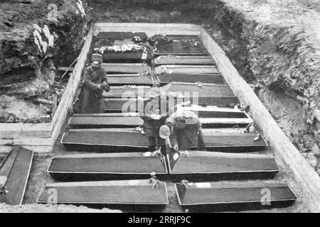 'Les funerailles des morts de la Revolution ; les cercueils rang&#xe9;s dans la fosse, au champ de Mars', 1917. La Révolution russe : funérailles des morts. Cercueils dans la fosse sur le champ de Mars, (Saint-Pétersbourg). Extrait de "l'Album de la Guerre 1914-1919, Volume 2" [l'Illustration, Paris, 1924]. Banque D'Images