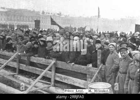 'Les funerailles des morts de la Revolution ; devant la fosse : les membres du gouvernement mel&#xe9;s a la foule', 1917. La Révolution russe : funérailles des morts. Devant la tombe, les membres du gouvernement se mêlent à la foule. Ils sont étiquetés Prince Lvov et (Pavel) Milyukov. Extrait de "l'Album de la Guerre 1914-1919, Volume 2" [l'Illustration, Paris, 1924]. Banque D'Images