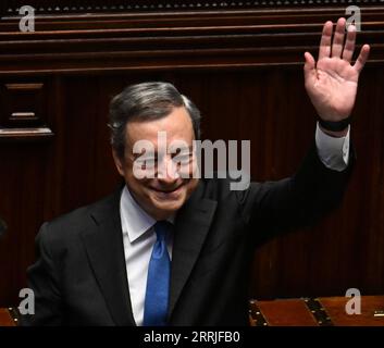 220721 -- ROME, le 21 juillet 2022 -- le Premier ministre italien Mario Draghi fait signe aux législateurs à la fin de son discours à la chambre basse du Parlement à Rome, Italie, le 21 juillet 2022. Jeudi, le Premier ministre italien Mario Draghi a officiellement démissionné, remettant son mandat aux mains du président, et mettant fin à son gouvernement d'unité nationale après 17 mois de mandat. Photo de /Xinhua ITALY-ROME-PM-DÉMISSION AlbertoxLingria PUBLICATIONxNOTxINxCHN Banque D'Images