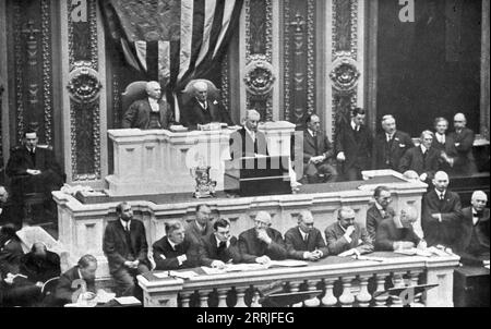 « L'avant-Guerre aux États-Unis ; le President Wilson, lisant au congrès, le 7 décembre 1915, le message ou il denonce les agissements criminels dont la terre américaine est le théâtre », 1917. Etats-Unis : première Guerre mondiale - le Président Wilson dénonce au Congrès les actes criminels commis sur le territoire américain. Extrait de "l'Album de la Guerre 1914-1919, Volume 1" [l'Illustration, Paris, 1924]. Banque D'Images