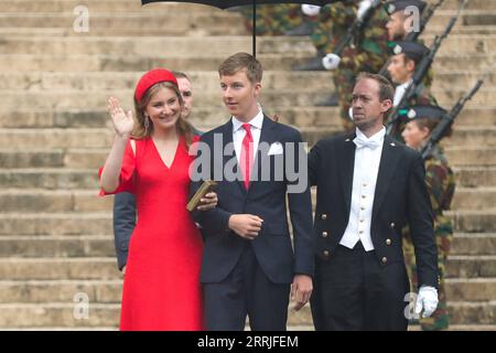 220721 -- BRUXELLES, le 21 juillet 2022 -- la Princesse Elisabeth L, front et le Prince Emmanuel de Belgique assistent à un événement des célébrations de la Fête nationale belge à Bruxelles, Belgique, le 21 juillet 2022. La Belgique a célébré sa fête nationale le 21 juillet. BELGIQUE-BRUXELLES-JOURNÉE NATIONALE ZhengxHuansong PUBLICATIONxNOTxINxCHN Banque D'Images