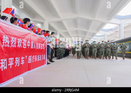 220722 -- VIENTIANE, le 22 juillet 2022 -- Une équipe médicale de l'Armée populaire de libération de la Chine est accueillie à Vientiane, au Laos, le 19 juillet 2022. Une équipe médicale de l Armée populaire de libération de la Chine est arrivée au Laos pour rejoindre l Armée populaire lao afin de mener à bien les exercices conjoints de secours et de services médicaux humanitaires du Peace train-2022. Photo de /Xinhua LAOS-VIENTIANE-CHINA-PLA-PEACE TRAIN KaikeoxSaiyasane PUBLICATIONxNOTxINxCHN Banque D'Images