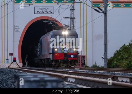 220722 -- VIENTIANE, le 22 juillet 2022 -- le train médical de l'Armée populaire de libération de la Chine traverse la frontière avec le Laos en traversant le tunnel de l'amitié du chemin de fer Chine-Laos, et arrive dans la ville frontalière de Boten au Laos le 19 juillet 2022. Une équipe médicale de l Armée populaire de libération de la Chine est arrivée au Laos pour rejoindre l Armée populaire lao afin de mener à bien les exercices conjoints de secours et de services médicaux humanitaires du Peace train-2022. Photo de /Xinhua LAOS-VIENTIANE-CHINA-PLA-PEACE TRAIN KaikeoxSaiyasane PUBLICATIONxNOTxINxCHN Banque D'Images