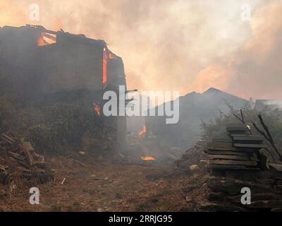 220721 -- EL BARCO DE VALDEORRAS ESPAGNE, 21 juillet 2022 -- une photo prise le 20 juillet 2022 montre des maisons brûlées dans un feu de forêt à El Barco de Valdeorras, Galice, Espagne. En Espagne, la canicule a élevé le risque d'incendies de forêt à des niveaux extrêmes et très élevés dans presque toutes les régions du pays. L'Espagne a connu plus de 250 incendies de forêt jusqu'à présent en 2022, qui ont brûlé plus de 90 000 hectares de terres, dépassant les pertes signalées en 2021. /Document via Xinhua ESPAGNE-CANICULE-FEUX JuntaxdexGalicia PUBLICATIONxNOTxINxCHN Banque D'Images