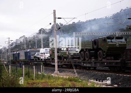 220722 -- VIENTIANE, le 22 juillet 2022 -- le train médical de l'Armée populaire de libération de la Chine arrive dans la ville frontalière de Boten au Laos le 19 juillet 2022. Une équipe médicale de l Armée populaire de libération de la Chine est arrivée au Laos pour rejoindre l Armée populaire lao afin de mener à bien les exercices conjoints de secours et de services médicaux humanitaires du Peace train-2022. Photo de /Xinhua LAOS-VIENTIANE-CHINA-PLA-PEACE TRAIN KaikeoxSaiyasane PUBLICATIONxNOTxINxCHN Banque D'Images