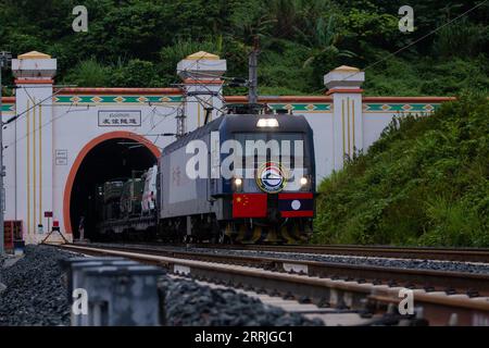 220722 -- VIENTIANE, le 22 juillet 2022 -- le train médical de l'Armée populaire de libération de la Chine traverse la frontière avec le Laos en traversant le tunnel de l'amitié du chemin de fer Chine-Laos, et arrive dans la ville frontalière de Boten au Laos le 19 juillet 2022. Une équipe médicale de l Armée populaire de libération de la Chine est arrivée au Laos pour rejoindre l Armée populaire lao afin de mener à bien les exercices conjoints de secours et de services médicaux humanitaires du Peace train-2022. Photo de /Xinhua LAOS-VIENTIANE-CHINA-PLA-PEACE TRAIN KaikeoxSaiyasane PUBLICATIONxNOTxINxCHN Banque D'Images