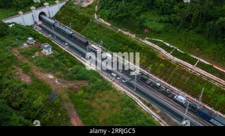 220722 -- VIENTIANE, le 22 juillet 2022 -- une photo aérienne prise le 19 juillet 2022 montre le train médical de l Armée populaire de libération de la Chine traverse la frontière avec le Laos en traversant le tunnel de l amitié du chemin de fer Chine-Laos. Une équipe médicale de l Armée populaire de libération de la Chine est arrivée au Laos pour rejoindre l Armée populaire lao afin de mener à bien les exercices conjoints de secours et de services médicaux humanitaires du Peace train-2022. Photo de /Xinhua LAOS-VIENTIANE-CHINA-PLA-PEACE TRAIN KaikeoxSaiyasane PUBLICATIONxNOTxINxCHN Banque D'Images