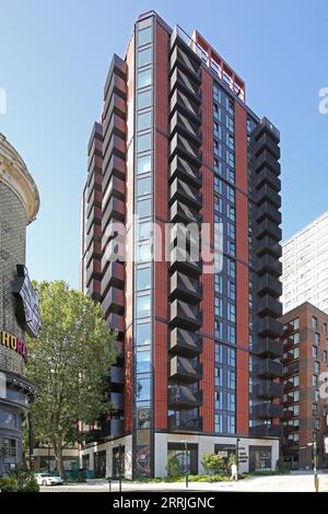 Nouveaux immeubles d'appartements à Elephant and Castle sur New Kent Road, Londres, Royaume-Uni. Fait partie du nouveau développement résidentiel Elephant Park. Banque D'Images