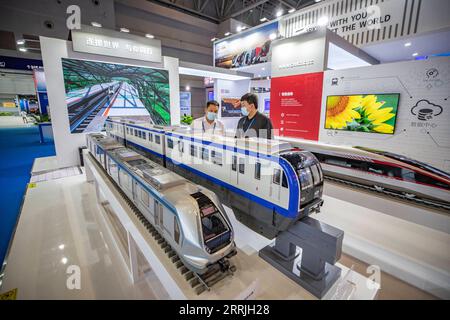 220722 -- CHONGQING, le 22 juillet 2022 -- visite de la quatrième Foire internationale de l'investissement et du commerce de Chine occidentale à Chongqing, le 22 juillet 2022. La quatrième Foire internationale de l'investissement et du commerce de la Chine occidentale WCIFIT a débuté jeudi dans la municipalité de Chongqing, dans le sud-ouest de la Chine. L'événement sert à promouvoir l'image de la Chine occidentale tout en encourageant la coopération internationale. CHINE-CHONGQING-INVESTISSEMENT ET COMMERCE-SALON INTERNATIONAL CN HUANGXWEI PUBLICATIONXNOTXINXCHN Banque D'Images