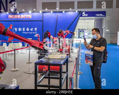 220722 -- CHONGQING, le 22 juillet 2022 -- Un visiteur prend des photos de l'équipement exposé à la quatrième Foire internationale de l'investissement et du commerce de Chine occidentale, qui s'est tenue à Chongqing, dans le sud-ouest de la Chine, le 22 juillet 2022. La quatrième Foire internationale de l'investissement et du commerce de la Chine occidentale WCIFIT a débuté jeudi dans la municipalité de Chongqing, dans le sud-ouest de la Chine. L'événement sert à promouvoir l'image de la Chine occidentale tout en encourageant la coopération internationale. CHINE-CHONGQING-INVESTISSEMENT ET COMMERCE-SALON INTERNATIONAL CN HUANGXWEI PUBLICATIONXNOTXINXCHN Banque D'Images