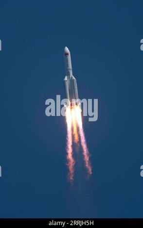 220724 -- WENCHANG, 24 juillet 2022 -- Une fusée longue March-5B Y3, transportant un module de laboratoire Wentian, explose du site de lancement de la sonde spatiale Wenchang dans la province de Hainan du sud de la Chine, le 24 juillet 2022. EyesonSciCHINA-HAINAN-WENTIAN LAB MODULE-LAUNCHCN TianxDingyu PUBLICATIONxNOTxINxCHN Banque D'Images