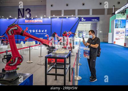 220722 -- CHONGQING, le 22 juillet 2022 -- Un visiteur prend des photos de l'équipement exposé à la quatrième Foire internationale de l'investissement et du commerce de Chine occidentale, qui s'est tenue à Chongqing, dans le sud-ouest de la Chine, le 22 juillet 2022. La quatrième Foire internationale de l'investissement et du commerce de la Chine occidentale WCIFIT a débuté jeudi dans la municipalité de Chongqing, dans le sud-ouest de la Chine. L'événement sert à promouvoir l'image de la Chine occidentale tout en encourageant la coopération internationale. CHINE-CHONGQING-INVESTISSEMENT ET COMMERCE-SALON INTERNATIONAL CN HUANGXWEI PUBLICATIONXNOTXINXCHN Banque D'Images